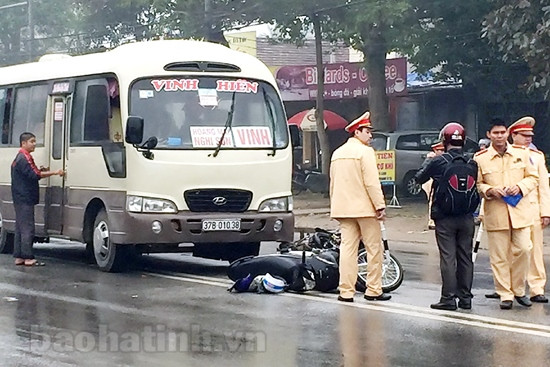 Không làm chủ tốc độ, xe khách đâm vào đuôi xe máy ảnh 1