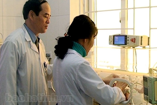 Triển khai kỹ thuật điều trị bệnh màng trong cho trẻ sinh thiếu tháng ảnh 1