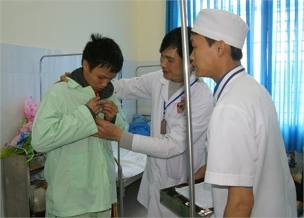 Bác sĩ giúp đỡ bệnh nhân thu dọn tư trang để về với người thân. Trong ảnh là anh Hoàng Đình Thịnh (Nam Định).