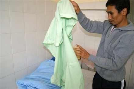 Người nhà các nạn nhân thu dọn đồ đạc chuẩn bị về quê.