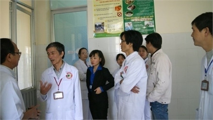 Các bác sĩ Bệnh viện Đa khoa Lâm Đồng hội ý lần cuối trước khi cho 12 công nhân ra viện.