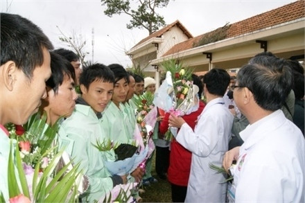 Các bác sĩ Bệnh viện Đa khoa Lâm Đồng tặng hoa chúc mừng và chia tay 12 công nhân.