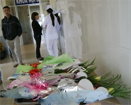 Hoa được chuẩn bị sẵn để chúc mừng các công nhân.