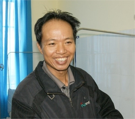 Sau gần 3 ngày chữa trị, 12 công nhân đã ổn định sức khỏe và được xuất viện về với gia đình. Trong ảnh là anh Phạm Viết Nam (41 tuổi, ở Nghệ An).