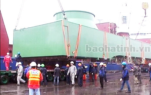Thêm một lô hàng siêu nặng cập cảng Vũng Áng ảnh 2