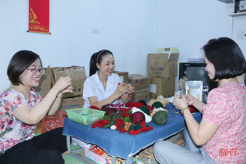 Người Hà Tĩnh làm nhiều “tai giả” tặng y bác sỹ Đà Nẵng chống dịch Covid-19