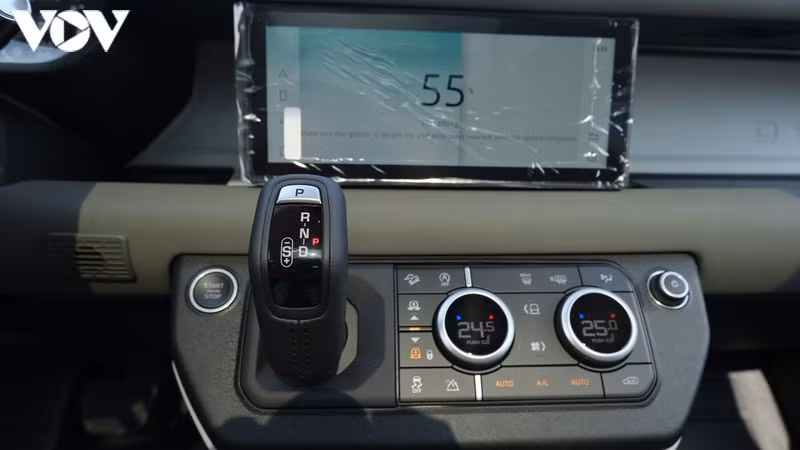 Cận cảnh Land Rover Defender thế hệ mới vừa xuất hiện tại Việt Nam