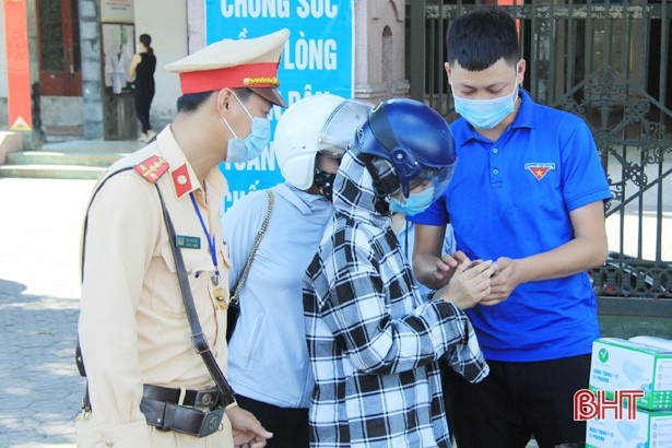 Trao khẩu trang miễn phí, hướng dẫn người đi đường cài đặt Bluezone