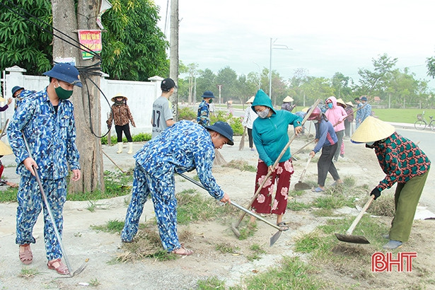 Không nghỉ cuối tuần, chiến sỹ cảnh sát biển ở Hà Tĩnh giúp dân làm nông thôn mới