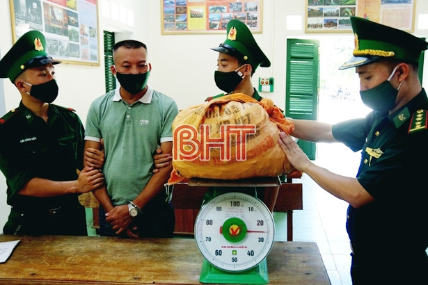 Chở 25kg thuốc nổ trên xe máy đưa đi tiêu thụ thì bị bắt ở Hà Tĩnh