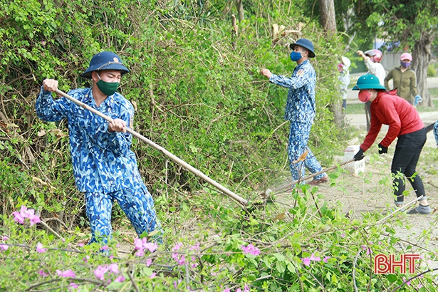 Không nghỉ cuối tuần, chiến sỹ cảnh sát biển ở Hà Tĩnh giúp dân làm nông thôn mới