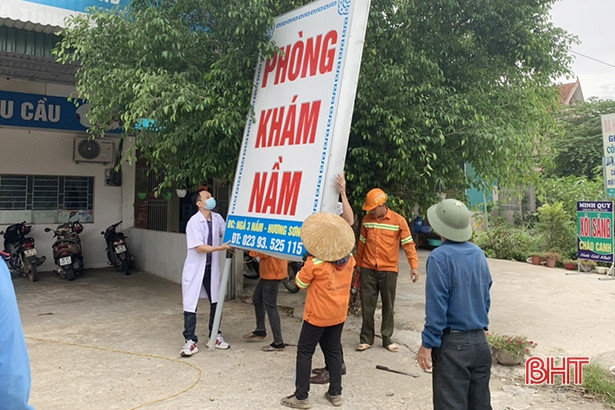 Giải toả vi phạm hành lang an toàn giao thông trên quốc lộ 8