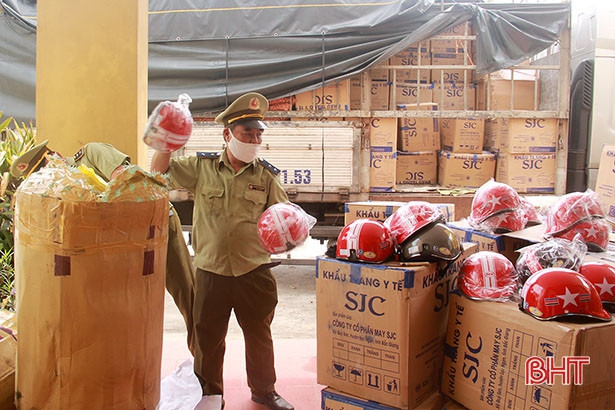 Hà Tĩnh bắt giữ xe tải chở 390.000 khẩu trang y tế và gần 1.000 mũ bảo hiểm không hóa đơn chứng từ