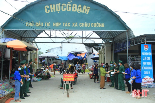 Bộ đội biên phòng hướng dẫn người đi chợ cài đặt Bluezone