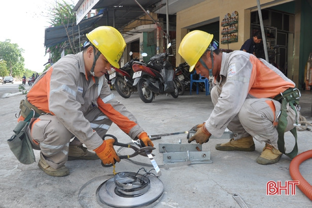 12 lượt ra quân chỉnh trang lưới điện trên toàn tuyến Đức Thọ