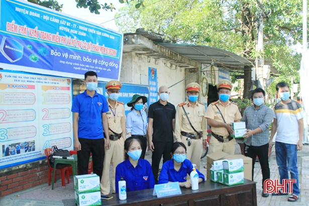 Trao khẩu trang miễn phí, hướng dẫn người đi đường cài đặt Bluezone