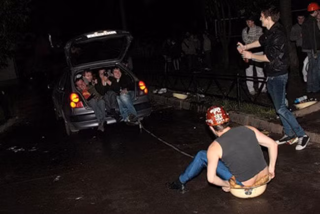 Hài hước khi đàn ông cũng chỉ là những “đứa trẻ to xác”