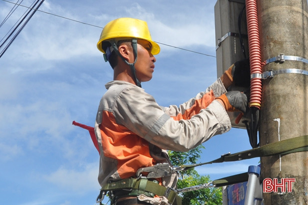 12 lượt ra quân chỉnh trang lưới điện trên toàn tuyến Đức Thọ