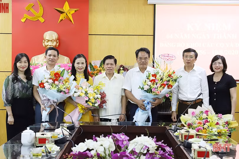 Lãnh đạo Hà Tĩnh chúc mừng Đảng bộ Khối các cơ quan và doanh nghiệp tỉnh nhân ngày thành lập