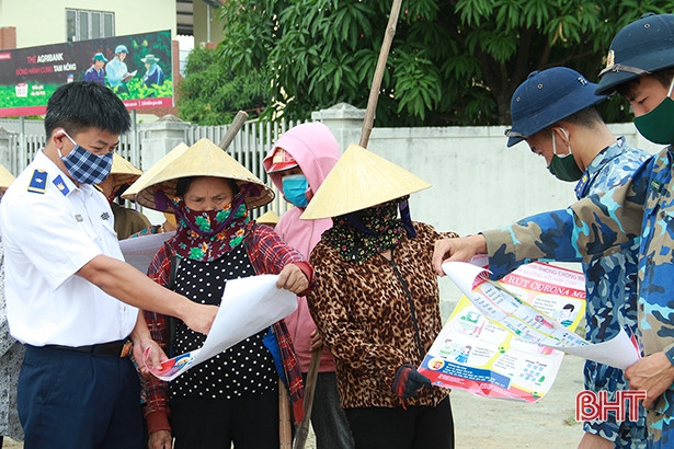Không nghỉ cuối tuần, chiến sỹ cảnh sát biển ở Hà Tĩnh giúp dân làm nông thôn mới