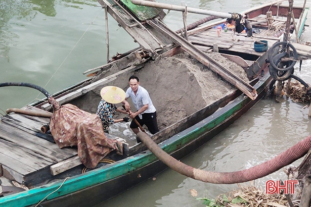 Bắt quả tang 2 đối tượng khai thác cát trái phép trên sông Rác