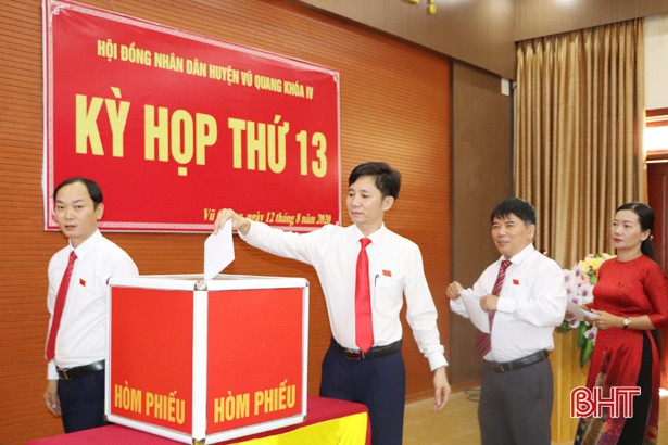 Vũ Quang bầu bổ sung 2 Phó Chủ tịch UBND huyện