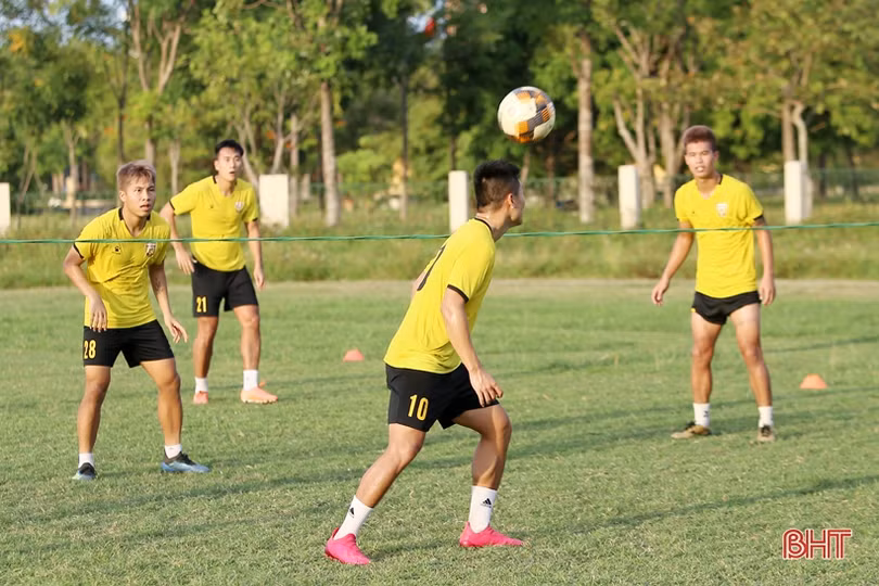 Cầu thủ Hồng Lĩnh Hà Tĩnh trở lại tập luyện