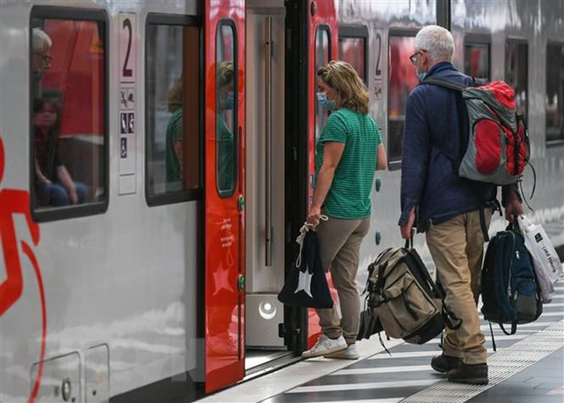 Người dân châu Âu du lịch nước ngoài đổ xô về nước tránh lệnh cách ly