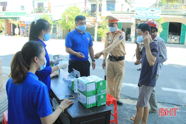Trao khẩu trang miễn phí, hướng dẫn người đi đường cài đặt Bluezone