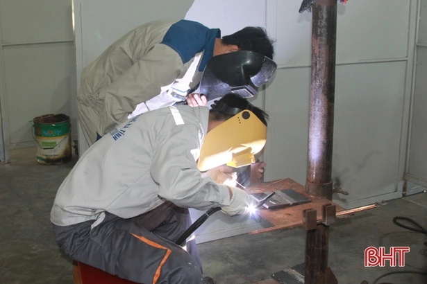 Từ bỏ đại học để học nghề hàn tại Hà Tĩnh, chàng trai 21 tuổi gặt nhiều thành quả