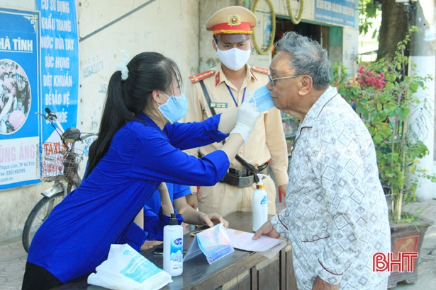 Trao khẩu trang miễn phí, hướng dẫn người đi đường cài đặt Bluezone