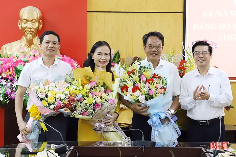 Lãnh đạo Hà Tĩnh chúc mừng Đảng bộ Khối các cơ quan và doanh nghiệp tỉnh nhân ngày thành lập