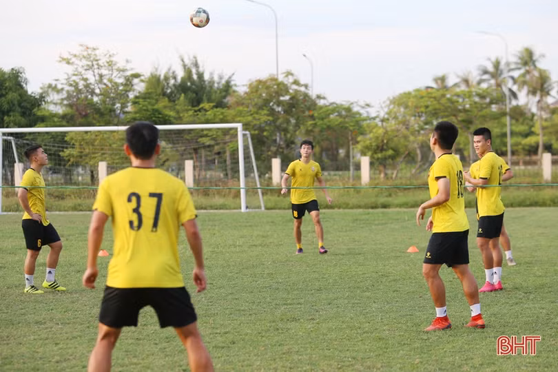 Cầu thủ Hồng Lĩnh Hà Tĩnh trở lại tập luyện