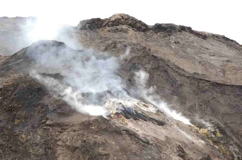 Bí ẩn đằng sau những ngọn đồi tự bốc khói hàng thế kỷ