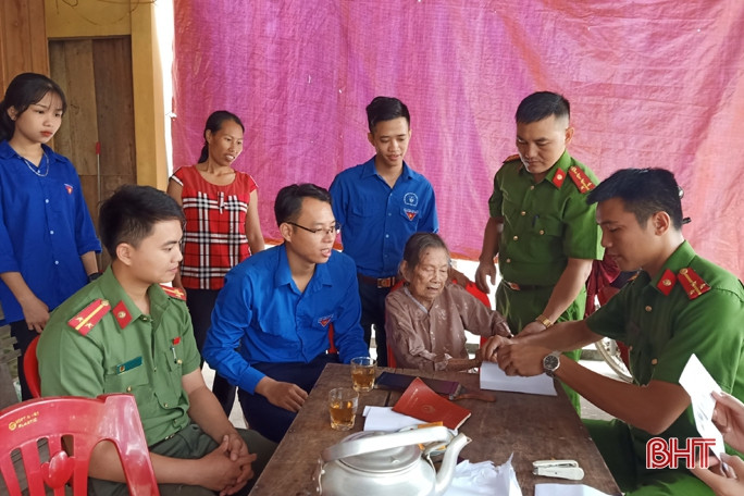 Đến tận nhà làm CMND cho Mẹ Việt Nam Anh hùng ở Hương Sơn