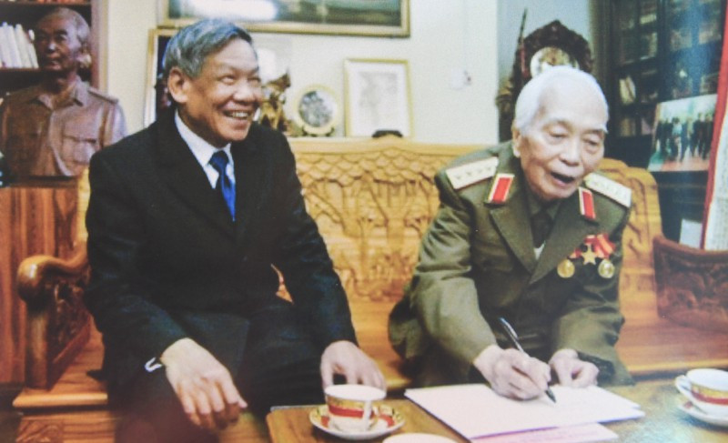 những hình ảnh quý hiếm về cuộc đời binh nghiệp của tổng bí thư lê khả phiêu hình 11 Những hình ảnh quý hiếm về cuộc đời binh nghiệp của cố Tổng Bí thư Lê Khả Phiêu
