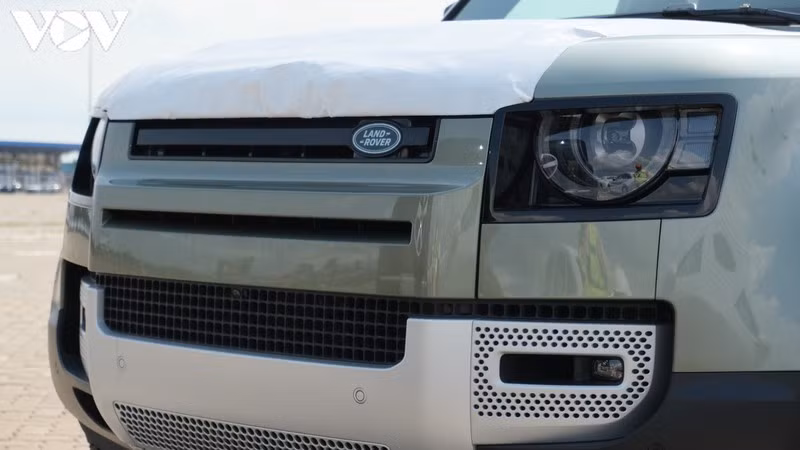 Cận cảnh Land Rover Defender thế hệ mới vừa xuất hiện tại Việt Nam