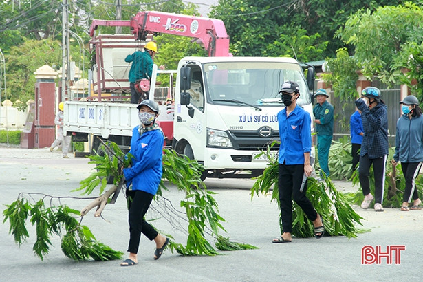 Không nghỉ cuối tuần, chiến sỹ cảnh sát biển ở Hà Tĩnh giúp dân làm nông thôn mới