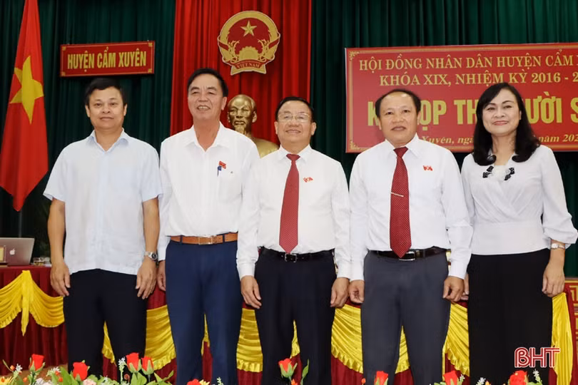 Cẩm Xuyên bầu Chủ tịch HĐND và Chủ tịch UBND huyện nhiệm kỳ 2016 - 2021