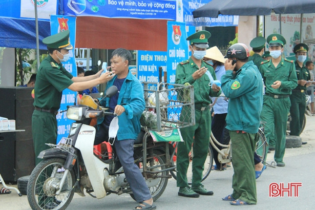 Bộ đội biên phòng hướng dẫn người đi chợ cài đặt Bluezone