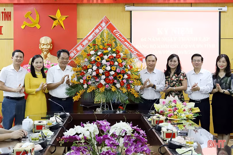 Lãnh đạo Hà Tĩnh chúc mừng Đảng bộ Khối các cơ quan và doanh nghiệp tỉnh nhân ngày thành lập
