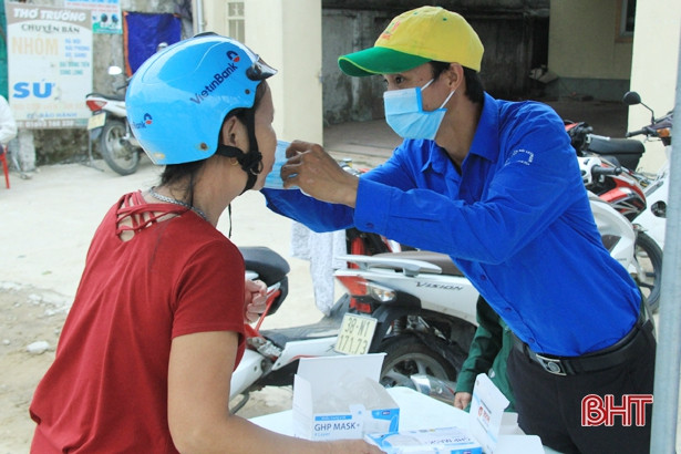 Bộ đội biên phòng hướng dẫn người đi chợ cài đặt Bluezone