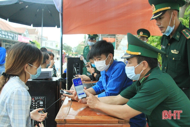 Bộ đội biên phòng hướng dẫn người đi chợ cài đặt Bluezone