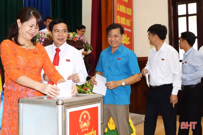 Cẩm Xuyên bầu Chủ tịch HĐND và Chủ tịch UBND huyện nhiệm kỳ 2016 - 2021