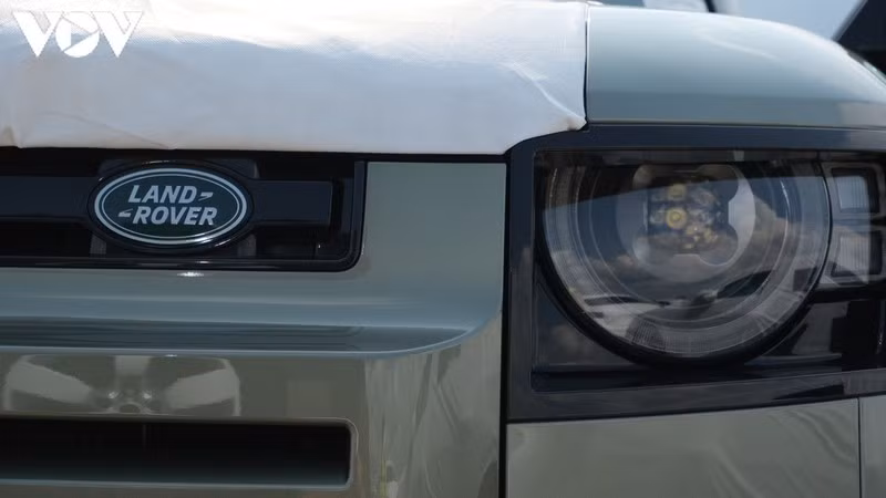 Cận cảnh Land Rover Defender thế hệ mới vừa xuất hiện tại Việt Nam
