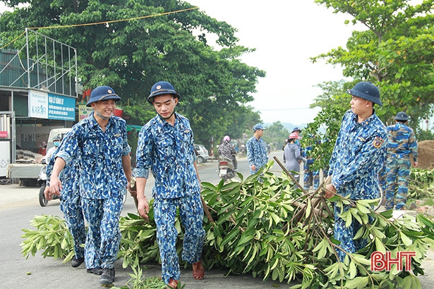 Không nghỉ cuối tuần, chiến sỹ cảnh sát biển ở Hà Tĩnh giúp dân làm nông thôn mới