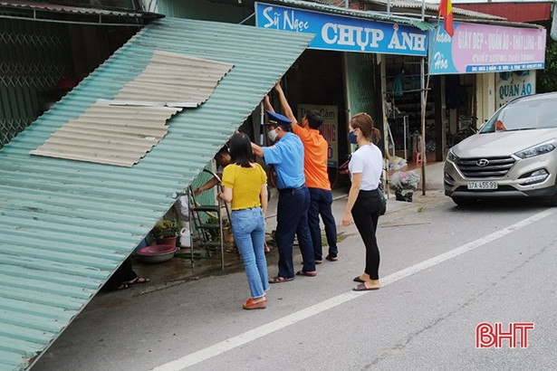 Giải toả vi phạm hành lang an toàn giao thông trên quốc lộ 8