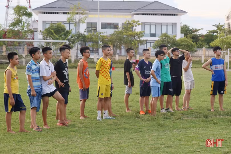 Cầu thủ Hồng Lĩnh Hà Tĩnh trở lại tập luyện