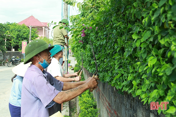 Không nghỉ cuối tuần, chiến sỹ cảnh sát biển ở Hà Tĩnh giúp dân làm nông thôn mới