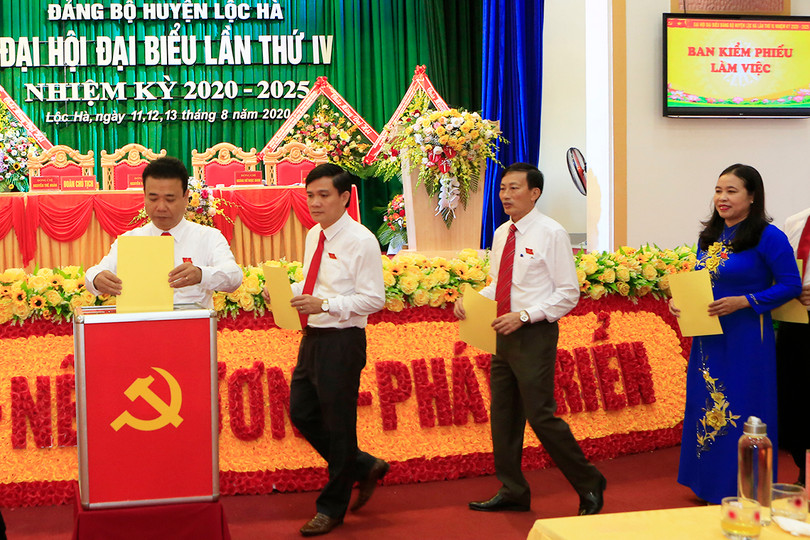 Đồng chí Nguyễn Thế Hoàn tái đắc cử chức Bí thư Huyện ủy Lộc Hà